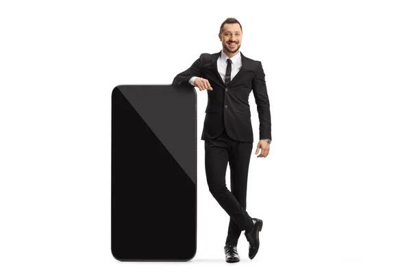 Полный Портрет Бизнесмена Стоящего Рядом Большим Мобильным Телефоном Изолированным Белом — стоковое фото