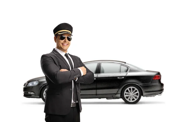 Chauffeur Met Zonnebril Poseren Voorkant Van Een Zwarte Auto Geïsoleerd — Stockfoto