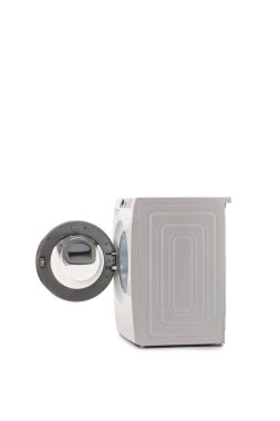 Beyaz arka planda izole edilmiş açık kapısı olan bir çamaşır makinesinin görüntüsü.