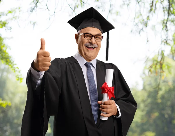 Mature Homme Dans Une Robe Graduation Tenant Diplôme Montrant Pouces — Photo