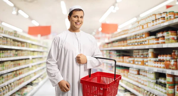 Молодий Чоловік Етнічному Одязі Тримає Кошик Супермаркеті — стокове фото