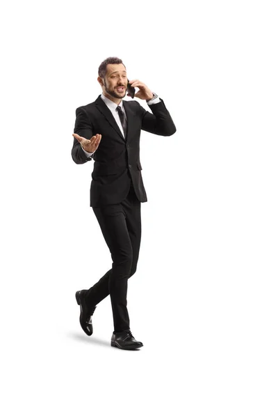 白い背景に隔離された携帯電話で歩くビジネスマンの完全な長さの肖像画 — ストック写真