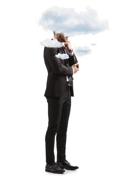 白い背景に隔離された彼の頭の周りの雲と考えているビジネスマンの完全な長さのプロフィールのショット — ストック写真