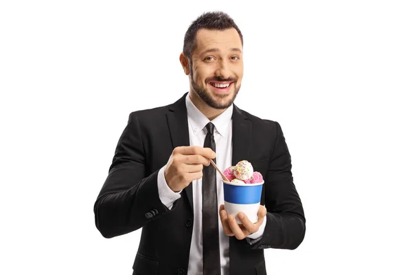 Joven Feliz Traje Corbata Comiendo Helado Una Taza Papel Aislada — Foto de Stock