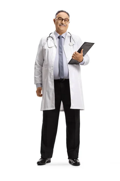 一个站在剪贴板上的成熟男医生的全长画像 他笑着被白色背景隔开了 — 图库照片