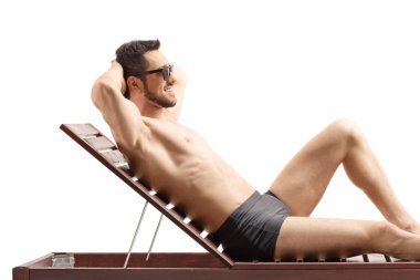 Beyaz arka planda güneşlenen zinde genç bir adam.