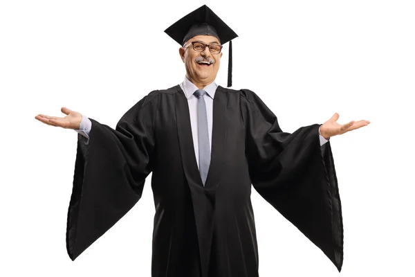 Homme Mûr Joyeux Portant Une Robe Graduation Écartant Les Bras — Photo