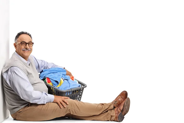 Usmívající Dospělý Muž Sedí Drží Koš Prádlo Izolované Bílém Pozadí — Stock fotografie