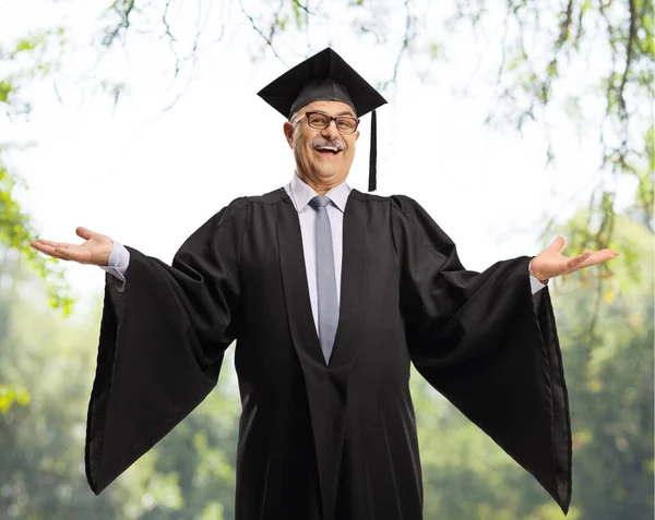 Anciano Graduado Sonriendo Haciendo Gestos Con Las Manos Aire Libre —  Fotos de Stock