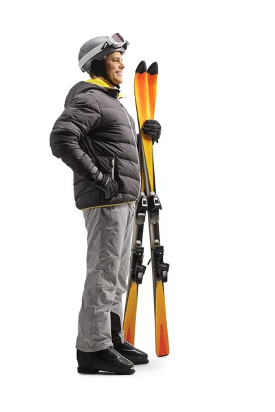 Vollständige Profilaufnahme Eines Mannes Mit Einem Paar Skier Auf Weißem — Stockfoto