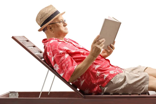 Caballero Una Silla Salón Leyendo Libro Aislado Sobre Fondo Blanco — Foto de Stock