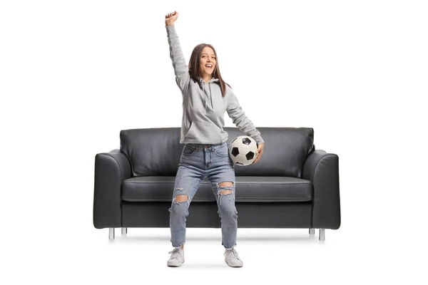 Jonge Vrouwelijke Voetbal Fan Jeans Hoodie Met Een Bal Juichen — Stockfoto