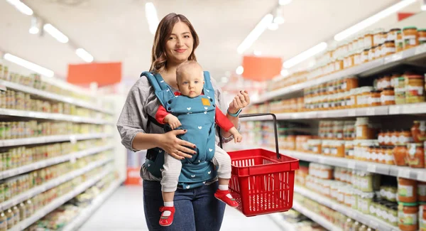 Madre Con Bebé Portador Una Cesta Compra Dentro Supermercado — Foto de Stock