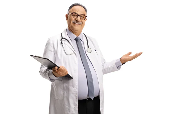 Sorrindo Médico Masculino Com Uma Área Transferência Acolhedor Com Mão — Fotografia de Stock