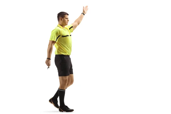 白い背景に手で隔離された記号を示すサッカー審判の完全な長さのショット — ストック写真