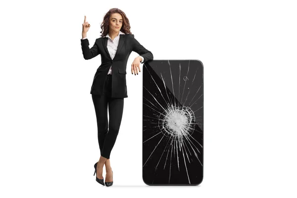 白い背景に隔絶された画面を持つスマートフォンを指差すビジネスマンの女性 — ストック写真