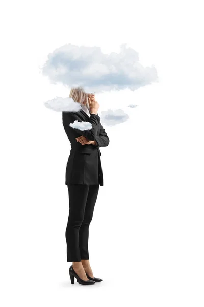 白い背景に隔離された彼女の頭の周りに雲と若いビジネスマンの完全な長さのショット — ストック写真