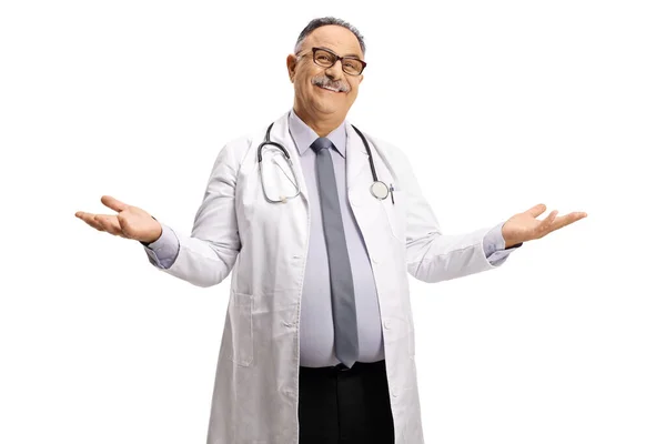 Martura Sorridente Médico Masculino Gesticulando Com Mãos Isoladas Fundo Branco — Fotografia de Stock