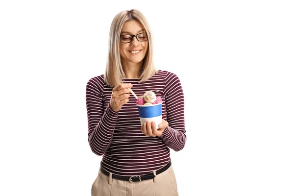 年轻女子在纸杯里吃着雪糕 与白色背景隔离 — 图库照片