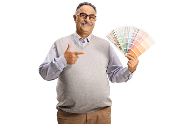 Sorridente Uomo Maturo Possesso Una Tavolozza Colori Isolati Sfondo Bianco — Foto Stock