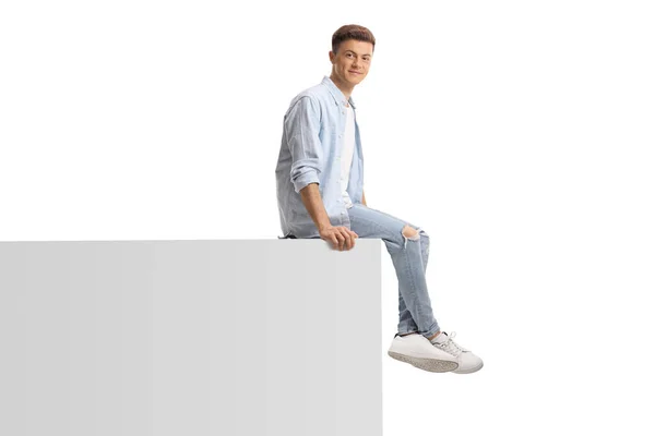 Joven Hombre Moda Sentado Una Pared Blanca Aislado Sobre Fondo —  Fotos de Stock