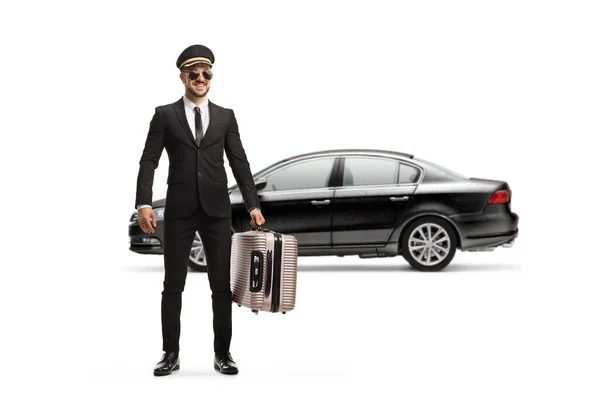 白を基調としたスーツケースを背負った制服姿の車とサングラスを着た運転手の肖像画 — ストック写真