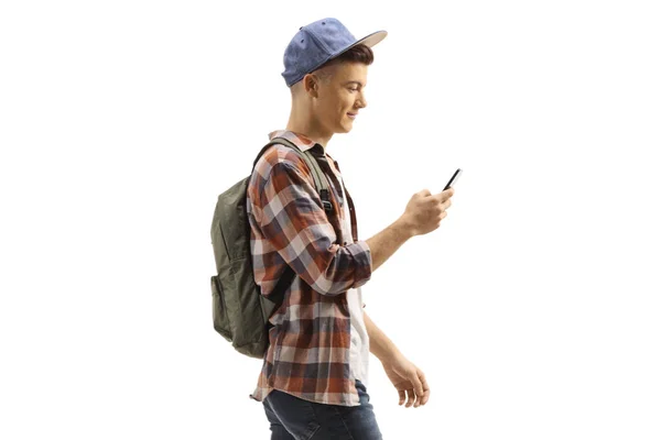 Étudiant Avec Sac Dos Une Casquette Marchant Regardant Son Téléphone — Photo