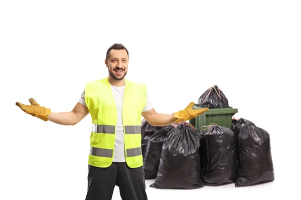Müllsammler Posiert Vor Einer Tonne Und Einem Haufen Müllsäcke Isoliert — Stockfoto