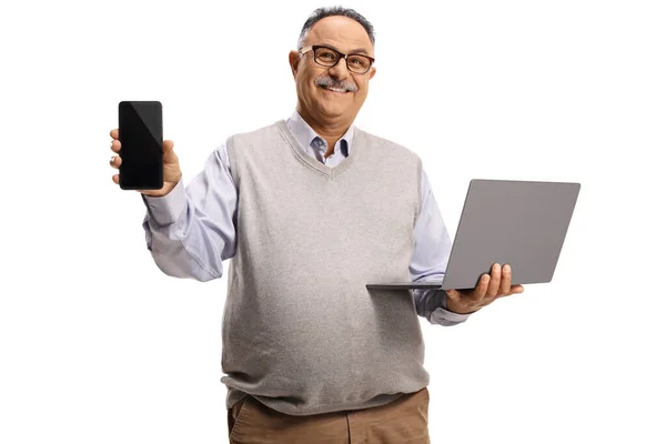 Hombre Maduro Sosteniendo Una Computadora Portátil Mostrando Teléfono Móvil Aislado —  Fotos de Stock