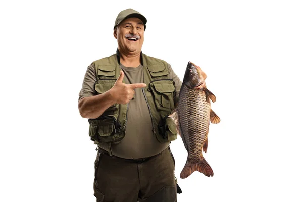 Pescador Maduro Segurando Grande Peixe Carpa Apontando Isolado Fundo Branco — Fotografia de Stock