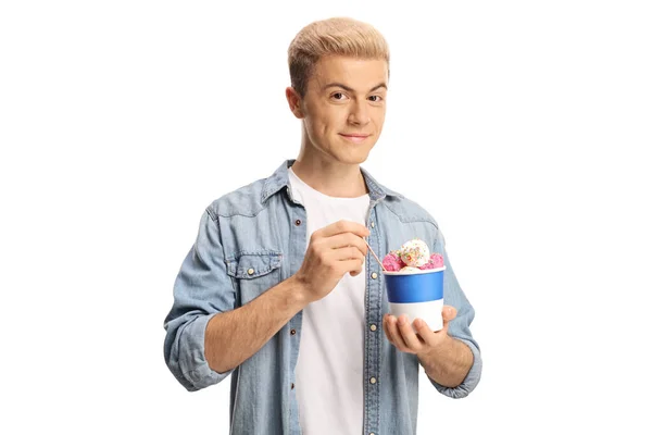 Junger Mann Mit Gebleichten Haaren Isst Eis Einem Pappbecher Auf — Stockfoto