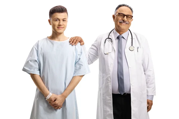 Ώριμος Γιατρός Και Ένας Νεαρός Άνδρας Ασθενής Απομονώνονται Λευκό Φόντο — Φωτογραφία Αρχείου