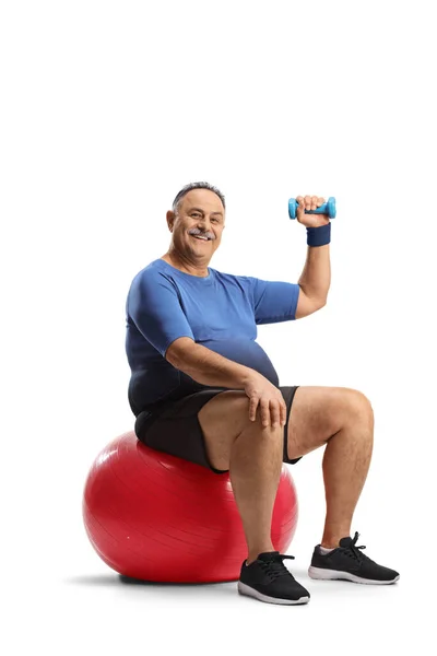 Glücklicher Reifer Mann Sitzt Auf Einem Fitnessball Und Hält Eine — Stockfoto