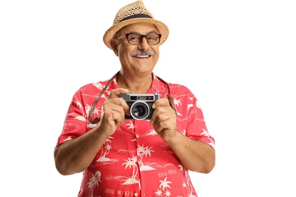 Volwassen Man Toerist Met Een Camera Glimlachen Geïsoleerd Witte Achtergrond — Stockfoto