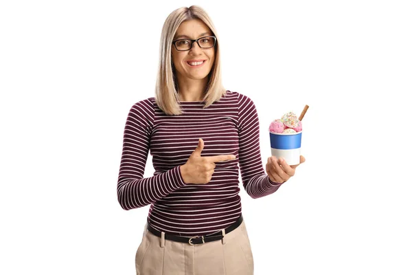 Молодая Женщина Держит Мороженое Бумажной Чашке Указывая Изолированные Белом Фоне — стоковое фото
