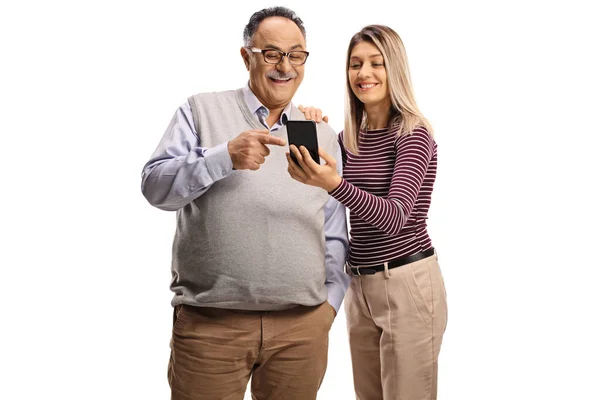 幸せな父親と娘白い背景に隔離された携帯電話を見て — ストック写真
