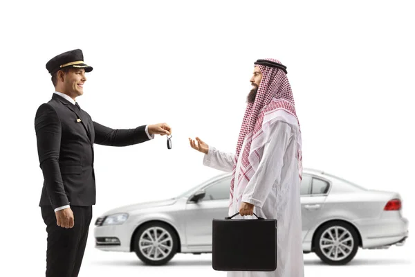 Чауффер Дає Ключі Від Срібного Автомобіля Саудівському Арабському Чоловікові Ізольованому — стокове фото
