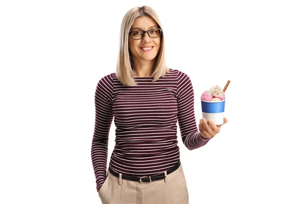 年轻而随意的女人拿着纸杯里的冰淇淋 对着被白色背景隔离的相机笑着 — 图库照片