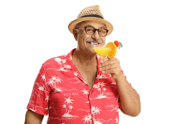 Volwassen Man Toerist Met Een Cocktail Glimlachen Geïsoleerd Witte Achtergrond — Stockfoto