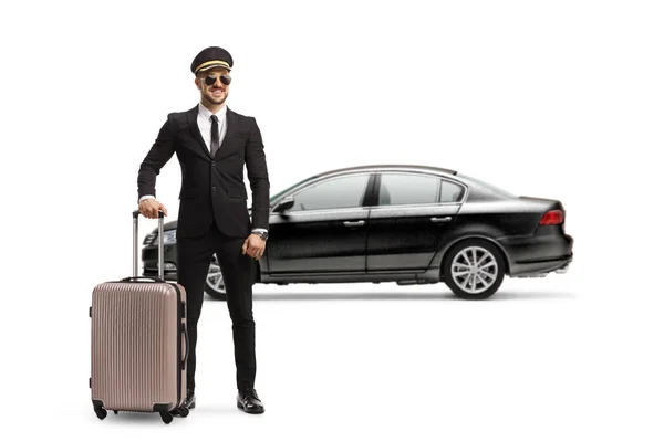 白を基調とした黒い車の前に立つスーツケースを持つ運転手の完全な長さの肖像 — ストック写真