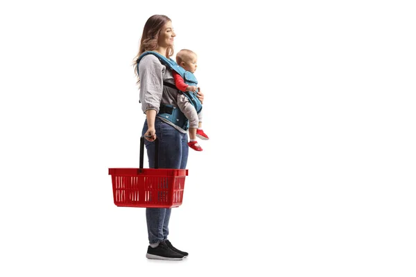 Bebek Taşıyan Bir Annenin Beyaz Arka Planda Izole Edilmiş Bir — Stok fotoğraf