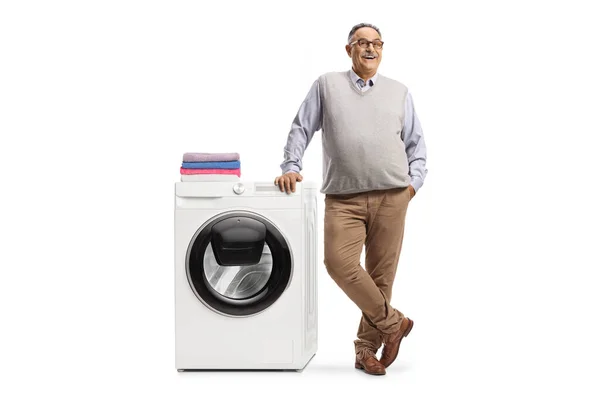 Leende Mogen Man Lutar Sig Mot Tvättmaskin Isolerad Vit Bakgrund — Stockfoto