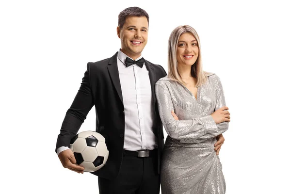 Jong Paar Elegante Kleren Met Een Voetbal Geïsoleerd Witte Achtergrond — Stockfoto