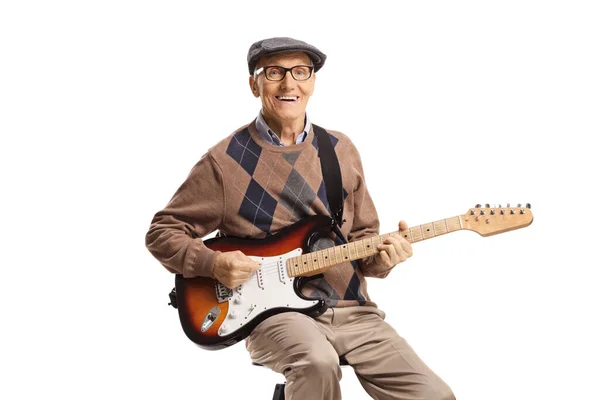 笑着的老人坐在椅子上 一把电吉他与白色背景隔离 — 图库照片