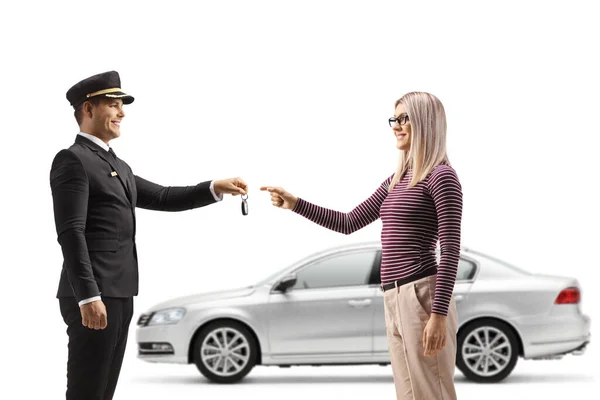 Femme Donnant Des Clés Voiture Une Voiture Argent Chauffeur Isolé — Photo