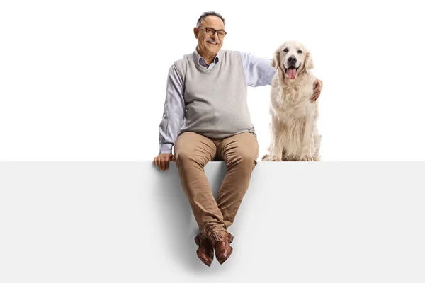 Зрелый Мужчина Сидит Пустой Панели Обнимает Собаку Изолированную Белом Фоне — стоковое фото