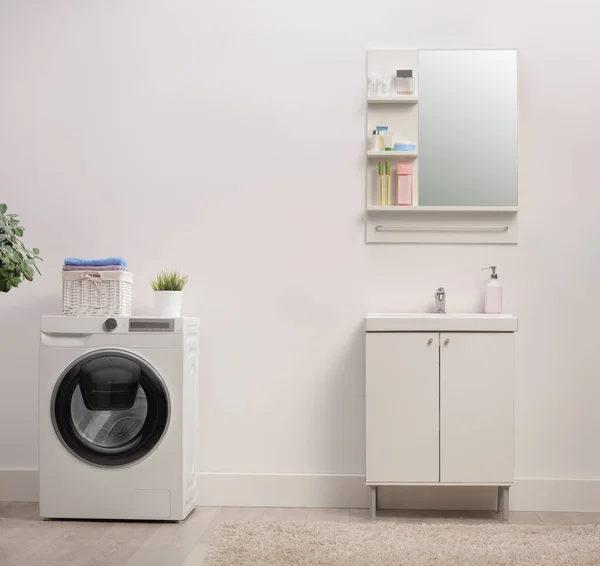 Schot Van Een Minimale Badkamer Interieur Met Een Wastafel Wasmachine — Stockfoto