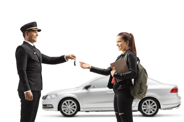 Vrouwelijke Student Geven Autosleutels Naar Een Chauffeur Geïsoleerd Witte Achtergrond — Stockfoto