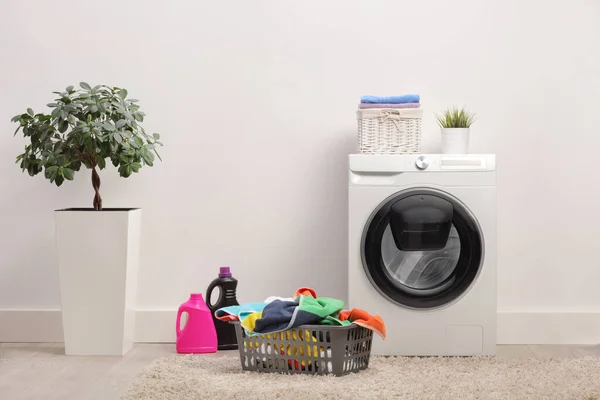 Çamaşır Makinesi Çamaşır Sepeti Bir Odada — Stok fotoğraf