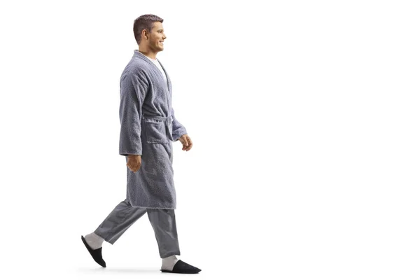 Pełna Długość Zdjęcia Młodego Człowieka Noszącego Szlafrok Chodzącego Odizolowanego Białym — Zdjęcie stockowe